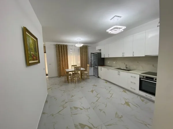 Tirane, jepet me qera apartament 2+1+Ballkon Kati 1, 120 m² 750 € 