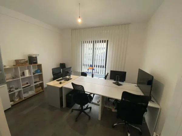 Tirane, jepet me qera zyre Kati 4, 133 m² 950 € (21 Dhjetori)