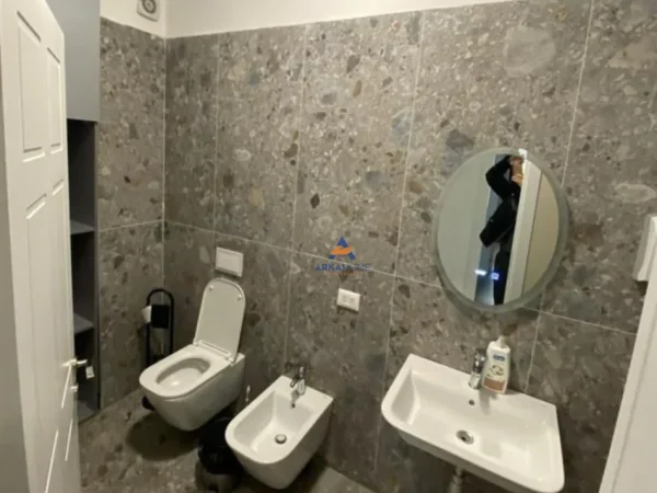 Tirane, jepet me qera zyre Kati 4, 133 m² 950 € (21 Dhjetori)