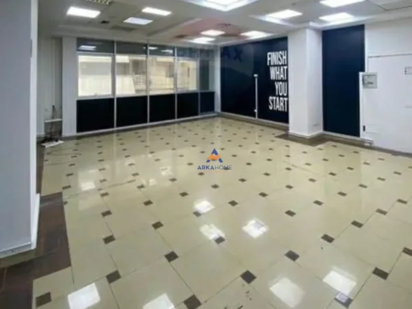 Tirane, jepet me qera zyre Kati 2, 100 m² 850 € (PRANE TIRANA INTERNATIONAL HOTEL, QENDER)