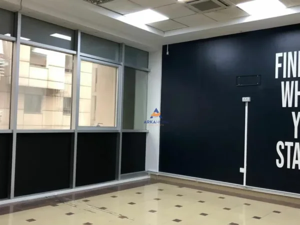 Tirane, jepet me qera zyre Kati 2, 100 m² 850 € (PRANE TIRANA INTERNATIONAL HOTEL, QENDER)