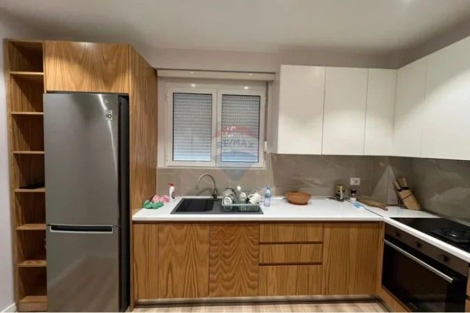 Tirane, jepet me qera shtepi 2+1 , 180 m² 800 € 