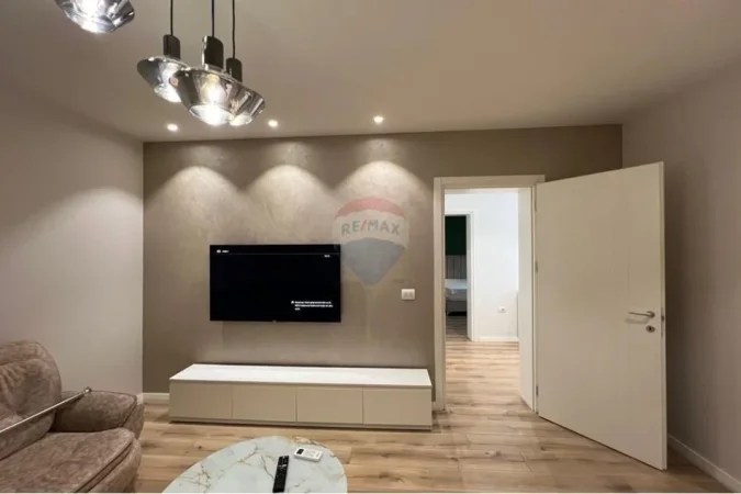 Tirane, jepet me qera shtepi 2+1 , 180 m² 800 € 