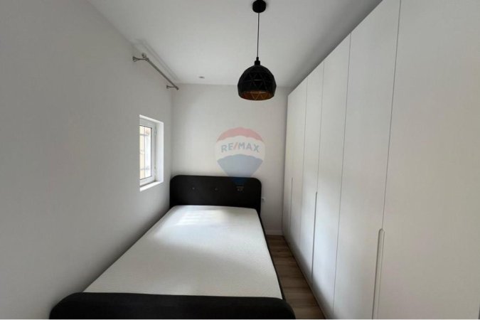 Tirane, jepet me qera shtepi 2+1 , 180 m² 800 € 