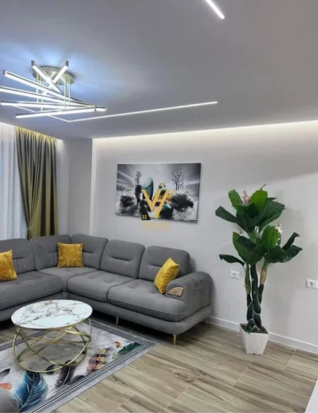 Tirane, jepet me qera apartament 1+1+Ballkon Kati 3, 70 m² 650 € (SELVIA)