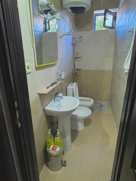 Tirane, jepet me qera apartament 1+1+Ballkon Kati 1, 65 m² 390 € (RRUGA 5 MAJI)