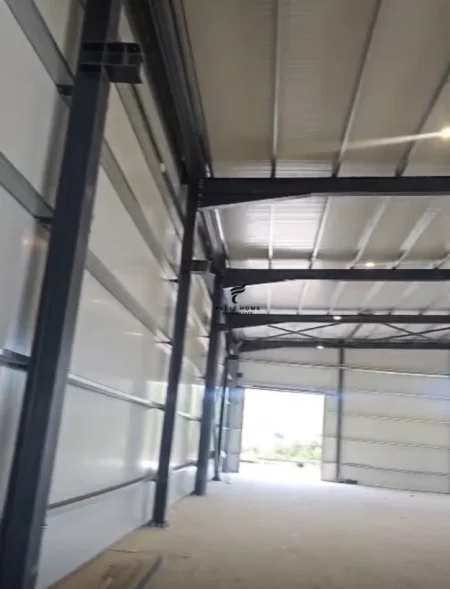 Tirane, jepet me qera magazine Kati 0, 3.600 m² 4.000 € (CITY PARK)