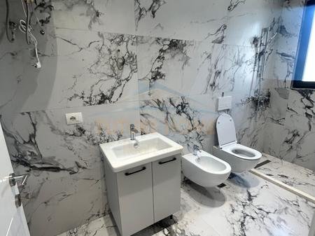 Tirane, jepet me qera apartament 2+1+2+Post parkimi+Ballkon Kati 6, 115 m² 800 € (Porcelan , Rezidenca Erli)