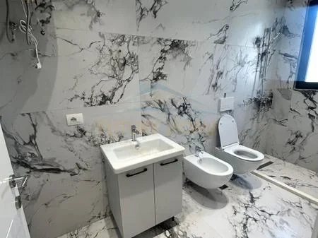 Tirane, jepet me qera apartament 2+1+2+Post parkimi+Ballkon Kati 6, 115 m² 800 € (Porcelan , Rezidenca Erli)