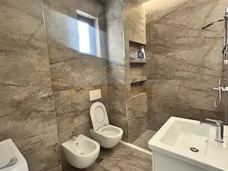 Tirane, jepet me qera apartament 2+1+2+Post parkimi+Ballkon Kati 6, 115 m² 800 € (Porcelan , Rezidenca Erli)