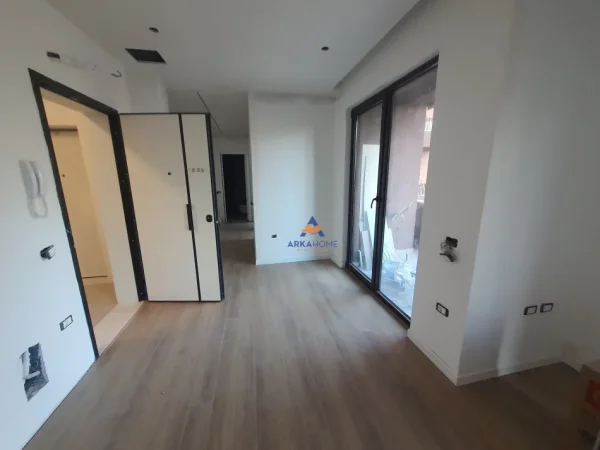 Tirane, jepet me qera , 65 m² 800 € (TE GARDENJA, PRANE MYSLYM SHYRIT)