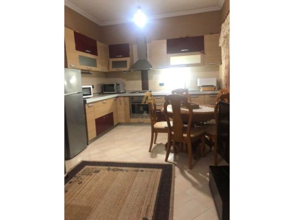 Tirane, jepet me qera apartament 1+1 Kati 1, 450 € (Medreseja)