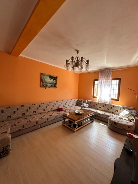 Tirane, jepet me qera apartament