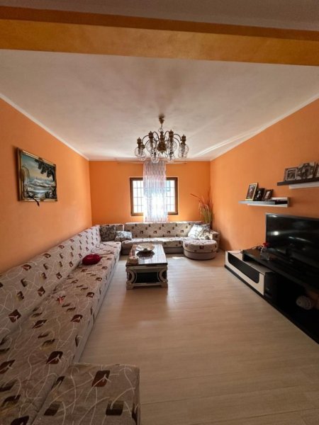 Tirane, jepet me qera apartament