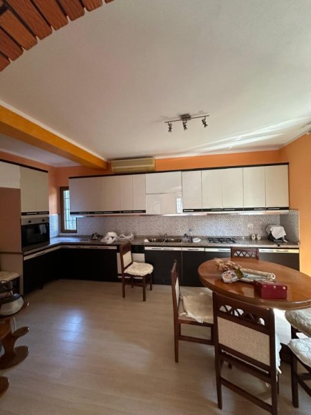 Tirane, jepet me qera apartament