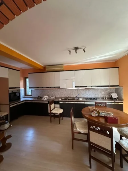 Tirane, jepet me qera apartament