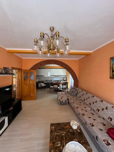 Tirane, jepet me qera apartament