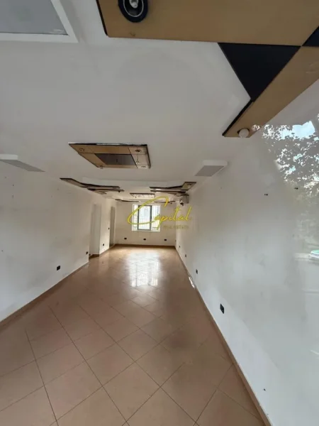 Tirane, jepet me qera dyqan Kati 0, 40 m² 550 € (XHAMIA E TABAKEVE)