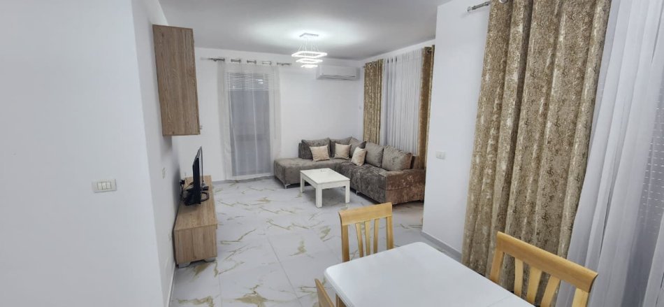 Tirane, jepet me qera apartament 2+1+Ballkon Kati 1, 120 m² 700 € (Tregu Elektrik)