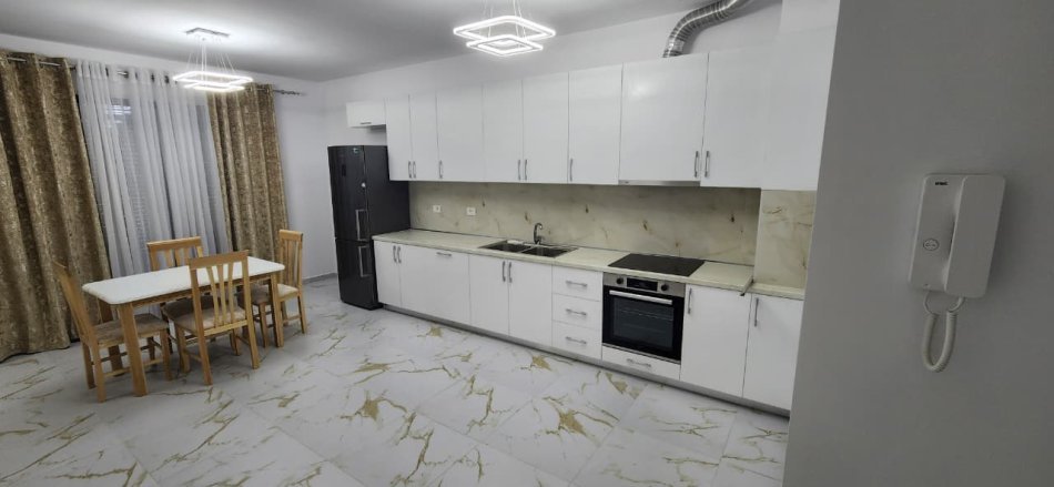 Tirane, jepet me qera apartament 2+1+Ballkon Kati 1, 120 m² 700 € (Tregu Elektrik)