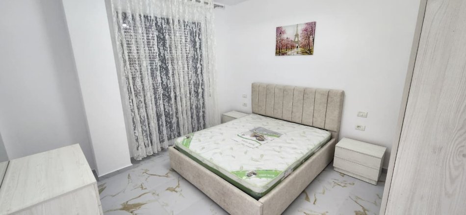 Tirane, jepet me qera apartament 2+1+Ballkon Kati 1, 120 m² 700 € (Tregu Elektrik)