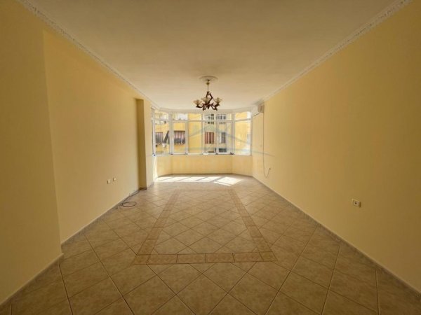 Tirane, shitet apartament 2+1+Ballkon Kati 3, 121 m² 270.000 € (Komuna e Parisit)