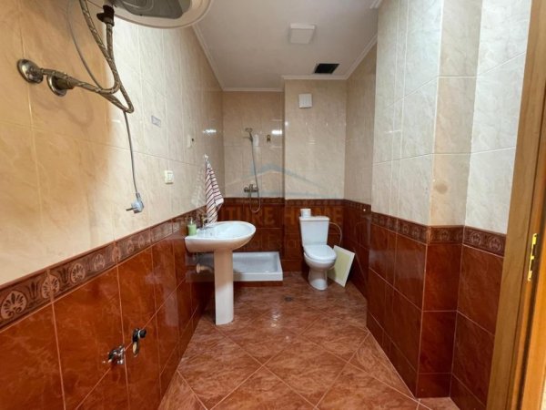 Tirane, shitet apartament 2+1+Ballkon Kati 3, 121 m² 270.000 € (Komuna e Parisit)