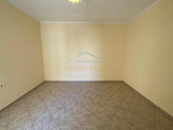 Tirane, shitet apartament 2+1+Ballkon Kati 3, 121 m² 270.000 € (Komuna e Parisit)
