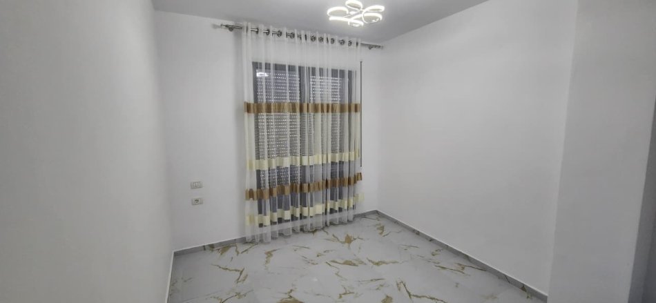 Tirane, jepet me qera apartament 2+1+Ballkon Kati 1, 120 m² 700 € (Tregu Elektrik)