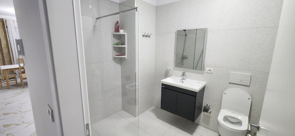 Tirane, jepet me qera apartament 2+1+Ballkon Kati 1, 120 m² 700 € (Tregu Elektrik)