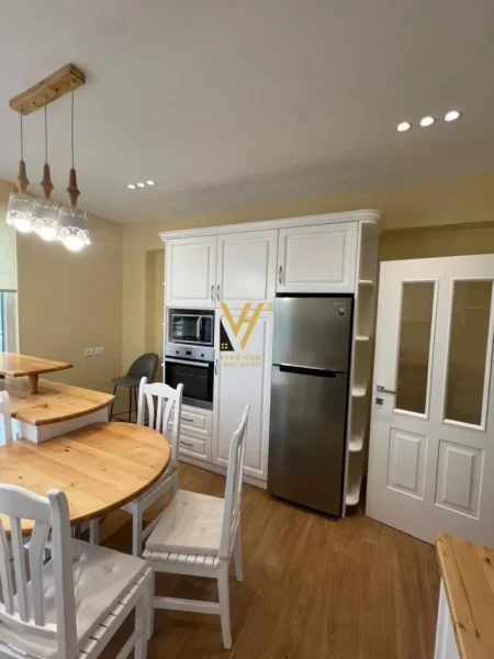 Tirane, jepet me qera apartament 2+1+Ballkon Kati 8, 145 m² 1.300 € (ISH BLLOKU)