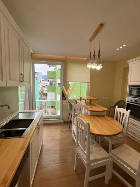 Tirane, jepet me qera apartament 2+1+Ballkon Kati 8, 145 m² 1.300 € (ISH BLLOKU)