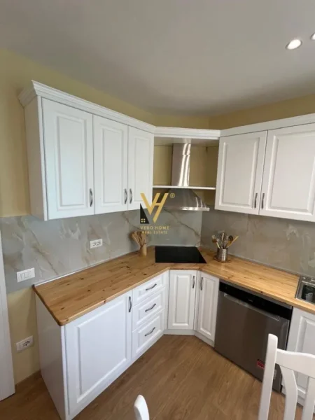 Tirane, jepet me qera apartament 2+1+Ballkon Kati 8, 145 m² 1.300 € (ISH BLLOKU)