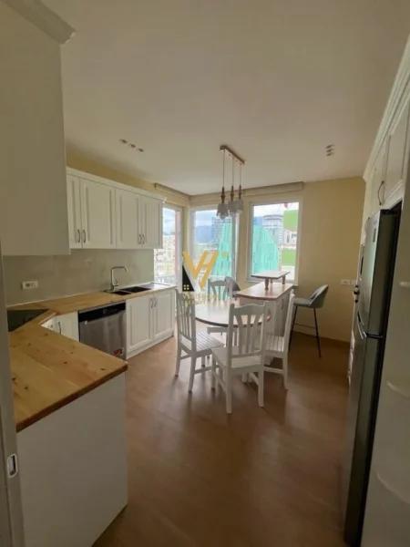 Tirane, jepet me qera apartament 2+1+Ballkon Kati 8, 145 m² 1.300 € (ISH BLLOKU)