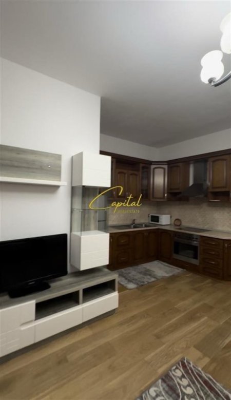 Tirane, jepet me qera apartament 1+1 Kati 1, 80 m² 300 € (SAUK)