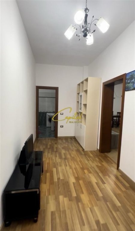 Tirane, jepet me qera apartament 1+1 Kati 1, 80 m² 300 € (SAUK)