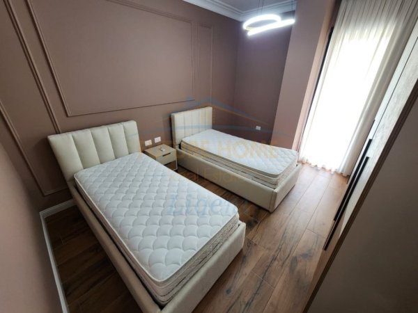 Tirane, jepet me qera apartament 2+1+Ballkon Kati 1, 126 m² 1.200 € (Liqeni i Thate)