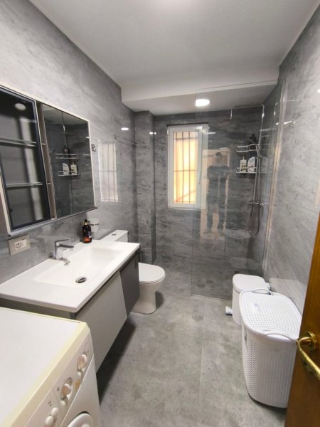 Tirane, jepet me qera apartament 2+1+Aneks+Ballkon Kati 4, 70 m² 1.050 € (rruga adem jashari)
