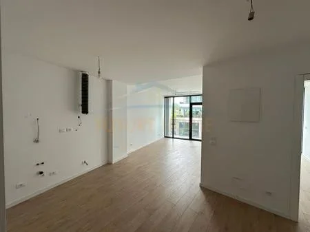 Tirane, jepet me qera apartament 2+1+ Post Parkimi per Zyre+Ballkon Kati 1, 93 m² 1.500 € (Lake View Residence)