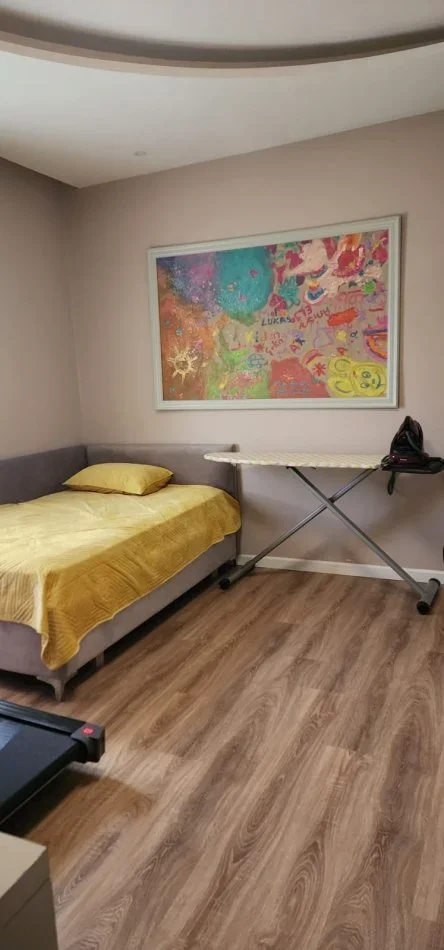 Tirane, jepet me qera apartament 2+1+Ballkon Kati 6, 700 € (Fusha e Aviacionit)