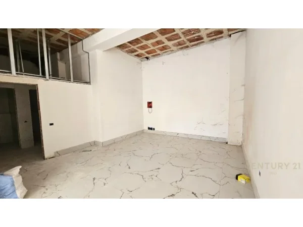 Tirane, jepet me qera ambjent biznesi Kati 5, 104 m² 1.800 € (Mine Peza)