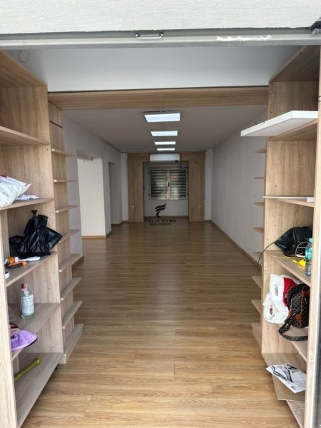 Tirane, jepet me qera dyqan Kati 1, 100 m² 1.200 € (BUZE RRUGE)