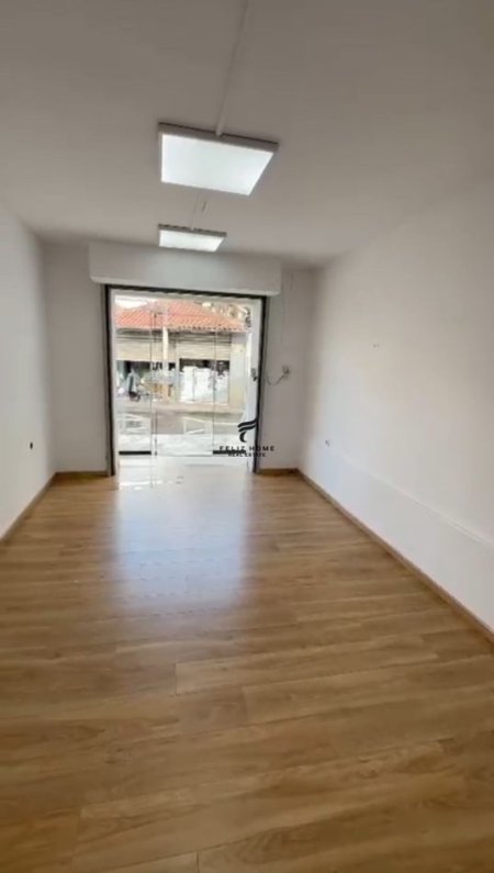 Tirane, jepet me qera dyqan Kati 1, 100 m² 1.200 € (BUZE RRUGE)