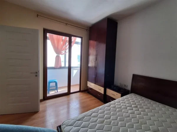 Tirane, jepet me qera apartament 1+1+Ballkon Kati 6, 74 m² 600 € (QENDER)