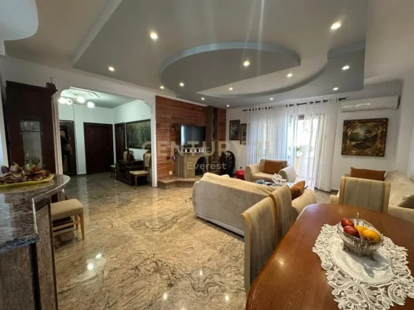 Tirane, jepet me qera apartament 2+1+Ballkon Kati 6, 130 m² 900 € (QENDER)