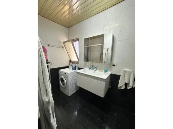 Tirane, jepet me qera apartament 2+1+Ballkon Kati 6, 130 m² 900 € (QENDER)