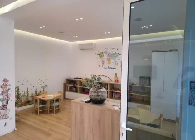 Tirane, jepet me qera ambjent biznesi , 200 m² 2.500 € (Prane Kompleksit Dinamo)