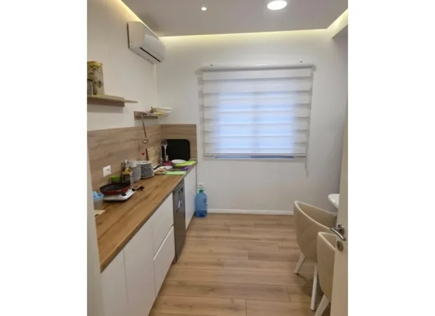 Tirane, jepet me qera ambjent biznesi , 200 m² 2.500 € (Prane Kompleksit Dinamo)