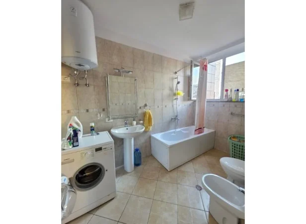 Tirane, jepet me qera apartament 1+1+Ballkon , 70 m² 550 € (Rruga Hoxha Tahsim)