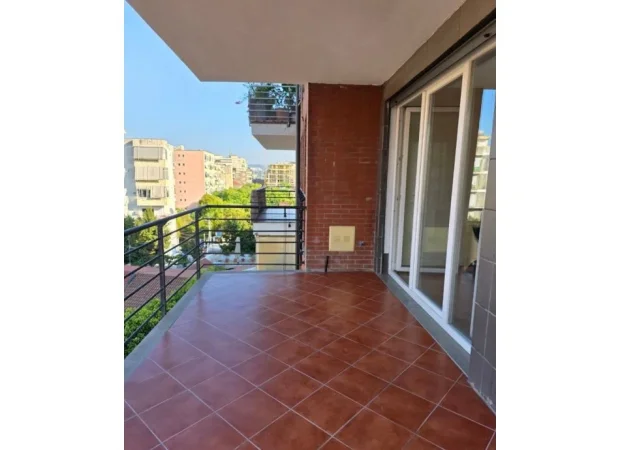 Tirane, jepet me qera apartament 1+1+Ballkon , 70 m² 550 € (Rruga Hoxha Tahsim)